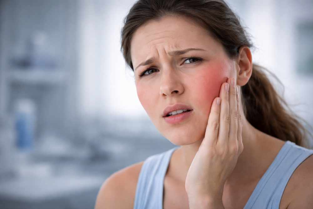 жена с подуване на лицето и болка в областта на челюстта