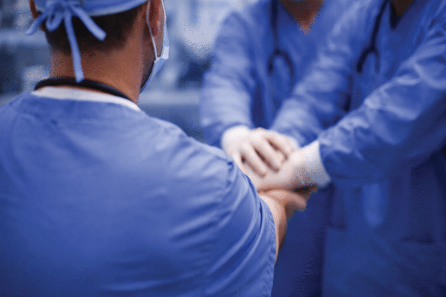 Хирурзи се обединяват като слагат ръка върху ръка